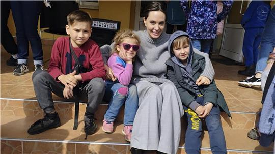 Auf diesem vom Rathaus Lwiw zur Verfügung gestellten Foto sitzt Angelina Jolie, Schauspielerin und UNHCR-Botschafterin aus den USA, neben Kindern auf einer Treppe. 