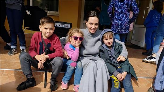 Auf diesem vom Rathaus Lwiw zur Verfügung gestellten Foto sitzt Angelina Jolie, Schauspielerin und damalige UNHCR-Botschafterin aus den USA, neben Kindern auf einer Treppe. 