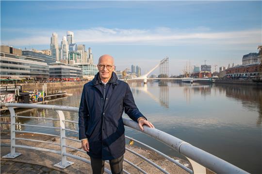 Auf diesem vom Senat Hamburg zur Verfügung gestellten Bild ist Peter Tschentscher (SPD), Bürgermeister von Hamburg, im Viertel Puerto Madero zu sehen. Foto: ---/Senat Hamburgo/dpa