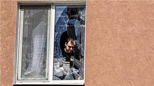 Drohnen verletzen 16 Personen im westrussischen Belgorod Auf diesem vom Telegram-Kanal des Gouverneurs der Region Belgorod, Wjatscheslaw Gladkow, via AP veröffentlichten Foto betrachtet ein Mann das zerbrochene Fenster seines Hauses nach dem Beschuss durch die Ukraine.