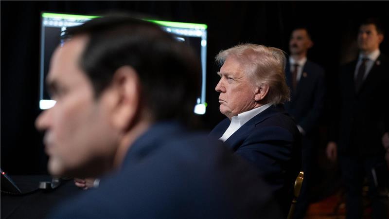 Auf diesem vom Weißen Haus veröffentlichten Foto überwacht US-Präsident Donald Trump die US-Militäroperationen in Venezuela mit Außenminister Marco Rubio in Mar-a-Lago.