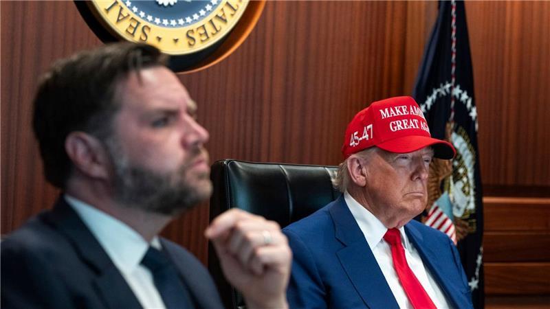 Bilder des Tages Auf diesem vom Weißen Haus zur Verfügung gestellten Bild sitzen US-Präsident Donald Trump, rechts, und US-Vizepräsident JD Vance im Situation Room im Weißen Haus in Washington.