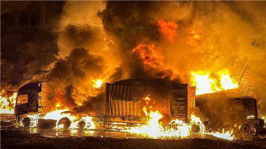 Auf diesem vom ukrainischen Katastrophenschutz zur Verfügung gestellten Foto stehen Fahrzeuge nach einem russischen Angriff in Flammen. 