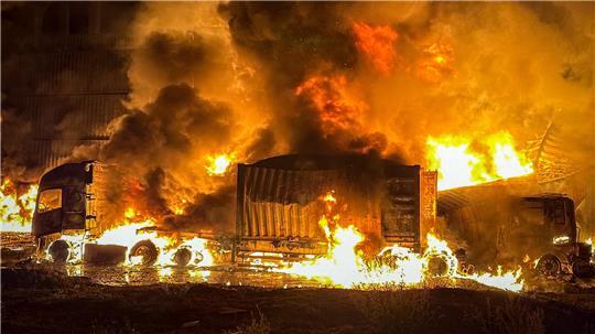 Auf diesem vom ukrainischen Katastrophenschutz zur Verfügung gestellten Foto stehen Fahrzeuge nach einem russischen Angriff in Flammen. 