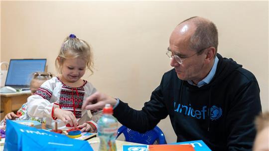 Auf diesem von Unicef bereitgestellten Bild spielt der Geschäftsführer von Unicef Deutschland, Christian Schneider, mit einem ukrainischen Vorschulkind in einem Schutzraum unter der Erde.