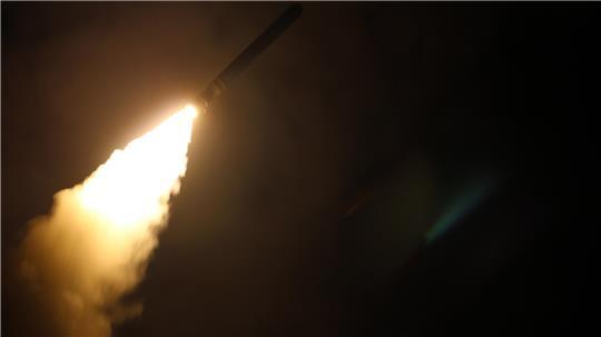 Auf diesem von der US-Marine zur Verfügung gestellten Bild feuert der Lenkwaffenzerstörer USS Laboon (DDG 58) im Rahmen der militärischen Reaktion auf den Einsatz von Chemiewaffen in Syrien am 7. April eine Tomahawk-Landrakete ab. 

