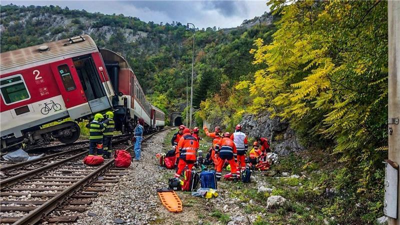 Viele Verletzte bei Zugkollision in der Slowakei Auf diesem von der slowakischen Polizei veröffentlichten Foto behandeln Rettungskräfte verletzte Fahrgäste nach dem Zugunglück.