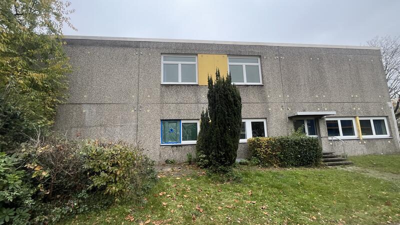 Auf dieser Seite der Hauptschule Süd gab es früher eine Hausmeisterwohnung. In diesem Bereich befinden sich die gesperrten Räume und die hohen Schimmelpilz-Konzentrationen.