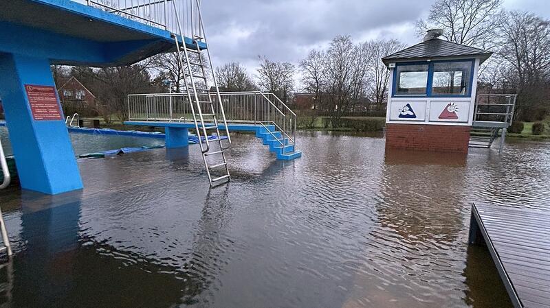 Auf dieser Seite vom Sprungturm ist normalerweise kein Wasser: Im Harsefelder Freibad musste die Feuerwehr gleich Anfang des Jahres 2024 Freibad und Eishalle vor Oberflächenwasser schützen.