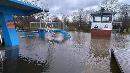 Auf dieser Seite vom Sprungturm ist normalerweise kein Wasser: Im Harsefelder Freibad musste die Feuerwehr gleich Anfang des Jahres 2024 Freibad und Eishalle vor Oberflächenwasser schützen.