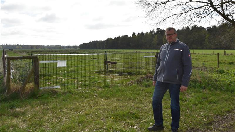 Auf dieser Weide im Vierdener Alleeweg bei den ehemaligen Klärteichen standen die Schafe von Volker Burfeind aus Klein Meckelsen, als er am Morgen des 11. April feststellt: Ein Muttertier und acht Lämmer fehlen.