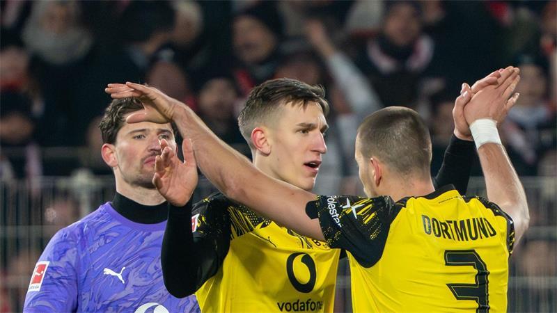 Auf dieses Trio kommt es an: Torwart Gregor Kobel, Nico Schlotterbeck und Waldemar Anton (v.l.) bilden das Dortmunder Abwehrbollwerk. (Archivbild)