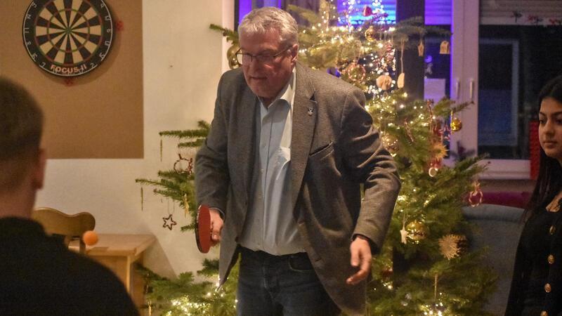 Auf ein Tischtennis-Match mit den Jugendlichen: Matthias Riel wird zum Abschluss des Treffens sportlich aktiv.