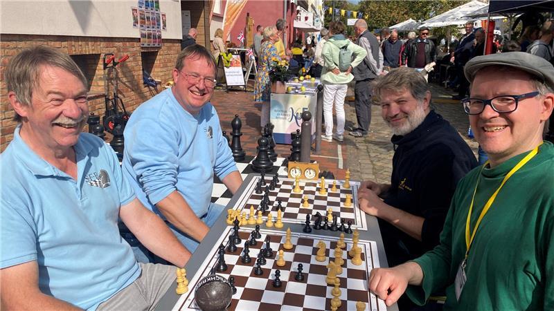 Leinen los: Buxtehuder Fleth-Fest wartet mit mehreren Premieren auf Auf eine Partie bei den Schachfreunden: Mit dem Markt der Kulturen bekommen Vereine und Initiativen eine gute Möglichkeit, sich vorzustellen.
