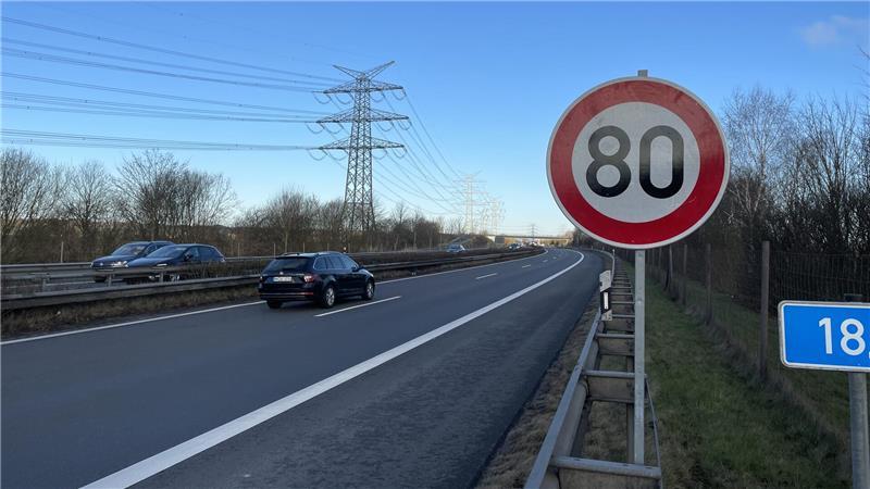 Marode Fahrbahn: Auf dieser Landesstraße in Stade gilt jetzt Tempo 10 Ein Tempo-80-Schild auf der A26; Autos fahren.