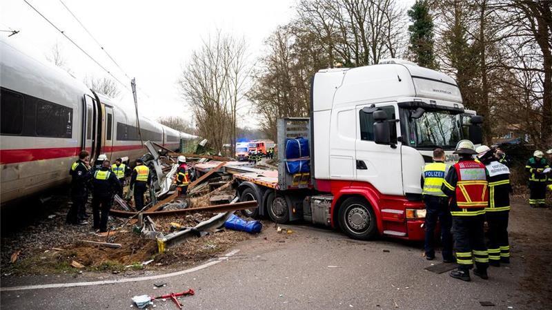 Nach ICE-Katastrophe in Harburg: Jetzt reagiert die Bahn Auf einem Bahnübergang raste ein ICE am 11. Februar in einen Sattelzug - ein Fahrgast starb bei dem Unfall, weitere 25 Menschen wurden verletzt. (Archivbild)