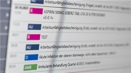 Auf einem Bildschirm in der E-Health-Showpraxis der Kassenärztlichen Vereinigung Berlin ist eine elektronische Patientenakte dargestellt. Die ePA soll im ersten Halbjahr 2025 in Deutschland eingeführt werden. 