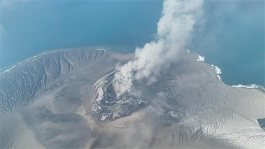 Auf einem Drohnenfoto ist zu sehen, wie der Vulkan Anak Krakatau Aschewolken ausstößt.
