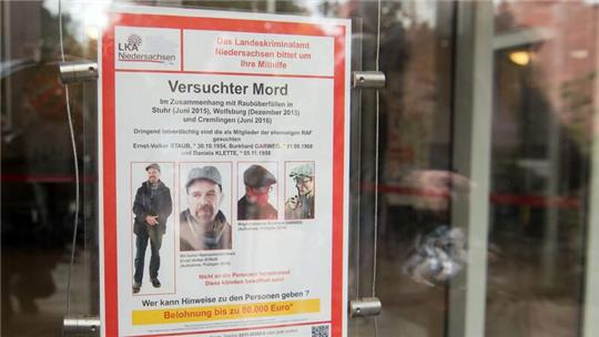 Auf einem Fahndungsplakat am Landgericht Verden sind Burkhard Garweg (rechts) und Ernst-Volker Staub abgebildet.
