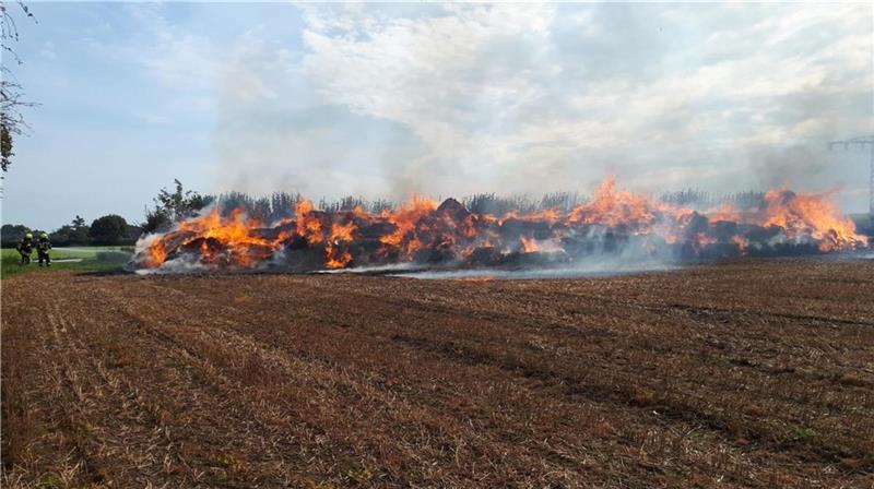 Großbrand in Sottrum: 250 Strohballen in Flammen Auf einem Feld bei Sottrum sind 250 Strohballen in Brand geraten. Foto: Feuerwehr