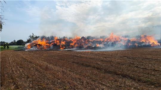 Auf einem Feld bei Sottrum sind 250 Strohballen in Brand geraten. Foto: Feuerwehr