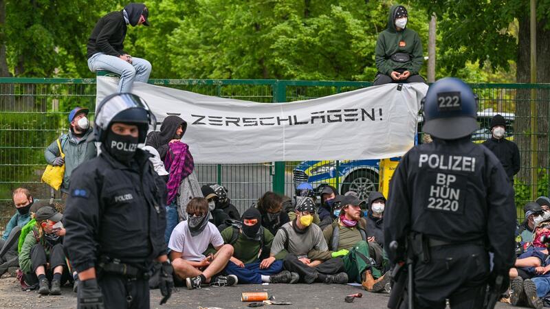 Protesttage gegen Tesla – Aktionen am Wochenende geplant Auf einem Flugplatz in Neuhardenberg schafften es Demonstranten auf das Gelände.