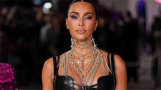 Auf einem Grundstück der Unternehmerin Kim Kardashian wurde ein mutmaßlicher Einbrecher festgenommen. (Archivbild) 