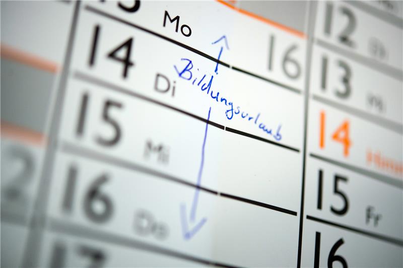 Auf einem Kalender ist der Schriftzug "Bildungsurlaub" zu sehen (Symbolbild). Foto: picture alliance / Daniel Naupold/dpa