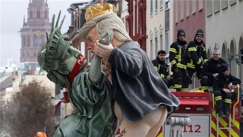Auf einem Mainzer Motivwagen bedrängte US-Präsident Trump die Freiheitsstatue. 