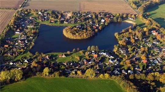 Auf einem Parkplatz am Sieverner See ereigneten sich die Taten im Oktober 2022.