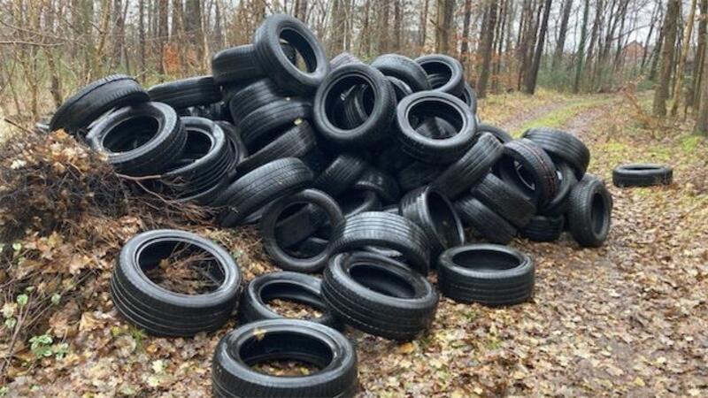Immer wieder illegale Müllkippen im Wald Auf einem Parkplatz an der B73 wurden rund 40 Autoreifen abgeladen.