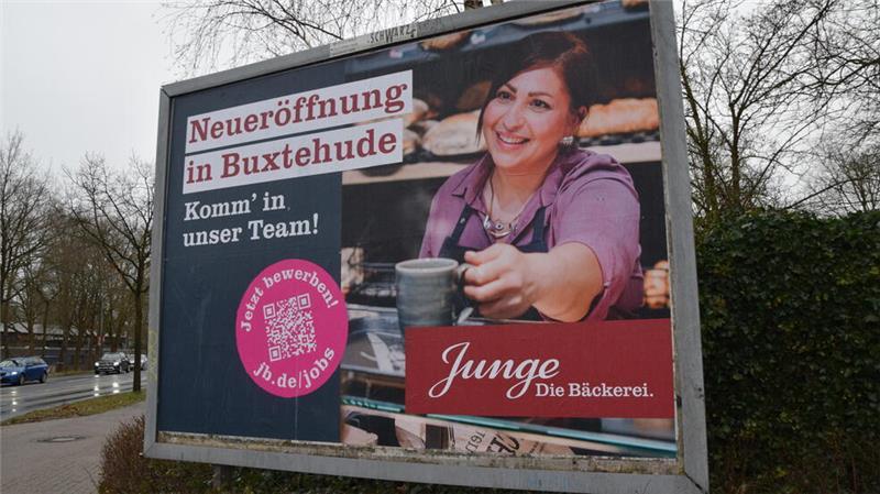 Auf einem Plakat an der Hansestraße kündigt die Bäckerei Junge die Eröffnung einer Filiale in Buxtehude an. Das wird ein Café mit Außengastronomie am Rewe-Markt Westmoor sein.
