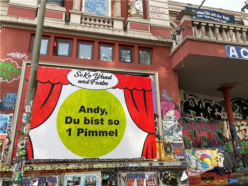 Auf einem Plakat an der Roten Flora steht „Andy, Du bist so 1 Pimmel“. Die Auseinandersetzung in der „Pimmelgate“-Affäre um Hamburgs Innensenator Andy Grote geht weiter. Foto: Müller/dpa