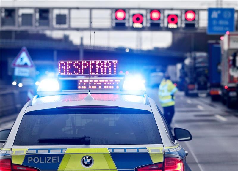 Schwere Unfälle und Staus am Morgen und Nachmittag Auf einem Polizeifahrzeug leuchtet die Aufschrift "Gesperrt".
