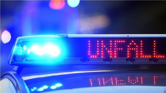Auf einem Polizeifahrzeug warnt am 12.06.2017 auf der Autobahn A8 eine Leuchtschrift vor einer Unfallstelle. (zu dpa: «Mindestens drei Tote bei Unfällen vor Ostern»)