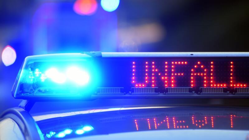 Auf einem Polizeifahrzeug warnt auf der Autobahn A8 eine Leuchtschrift vor einer Unfallstelle.