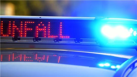 Auf einem Polizeifahrzeug warnt eine Leuchtschrift vor einer Unfallstelle. (zu dpa: «Pedelecfahrer stirbt nach Zusammenstoß mit Motorrad»)