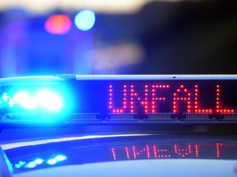 Fahranfänger verliert Kontrolle über Pkw – Beifahrerin bei Überschlag verletzt Auf einem Polizeifahrzeug warnt eine Leuchtschrift vor einer Unfallstelle. Foto: Stefan Puchner/dpa/Symbolbild