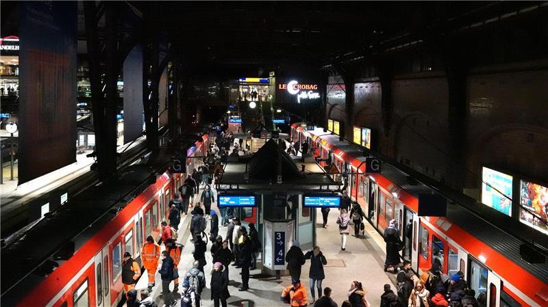 Zwei Frauen im Hauptbahnhof sexuell belästigt Auf einem S-Bahn-Gleis im Hauptbahnhof soll ein Betrunkener zwei Frauen sexuell belästigt haben. (Archivbild)