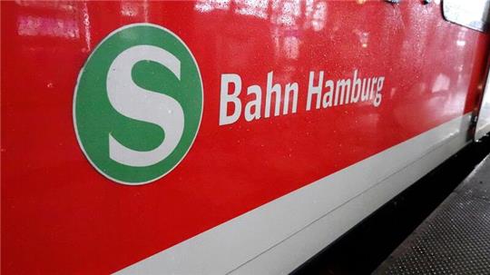 Auf einem S-Bahn-Waggon am Hauptbahnhof steht der Schriftzug „S Bahn Hamburg“.