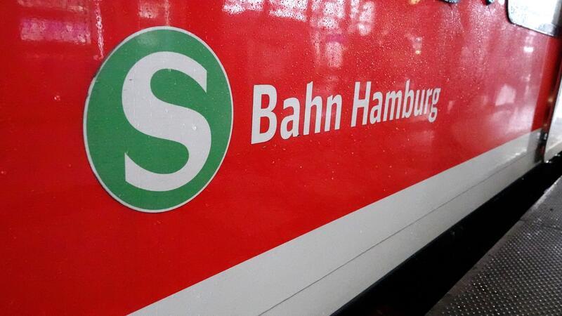 Auf einem S-Bahn-Waggon am Hauptbahnhof steht der Schriftzug „S Bahn Hamburg“.