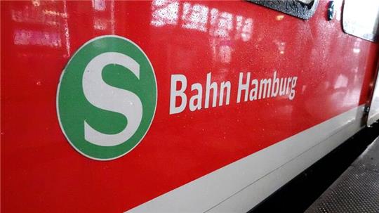 Auf einem S-Bahn-Waggon am Hauptbahnhof steht der Schriftzug „S Bahn Hamburg“.