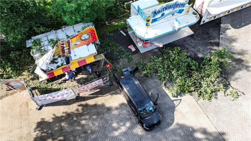 Bäume umgestürzt, Camp geräumt - aber auch Naturschauspiel Auf einem Schützenfest in Remels wurde eine Schaustellerbude stark beschädigt.