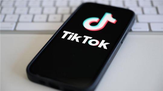 Auf einem Smartphone wird das Logo der Kurzvideo-Plattform TikTok angezeigt.