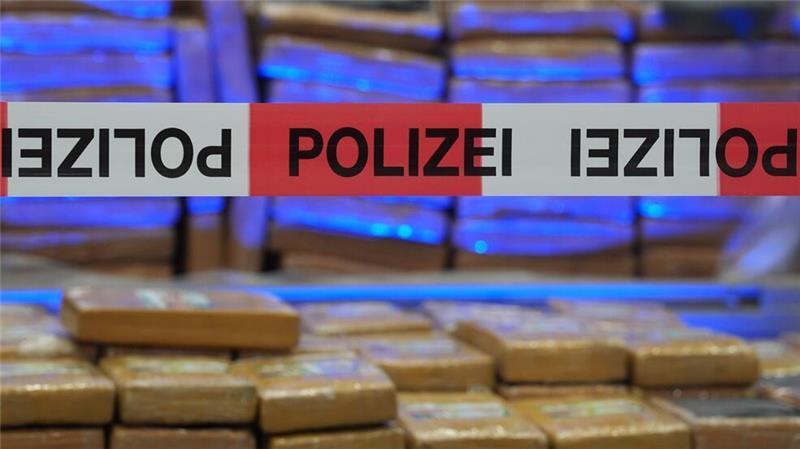 Hafenstädte beraten über Kampf gegen Drogenschmuggel Auf einem „Three Ports Summit“ in Hamburg beraten Vertreter der Hansestadt mit Amtskollegen aus Antwerpen und Rotterdam über den gemeinsamen Kampf gegen den Drogenschmuggel.