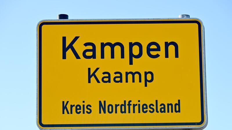 Exmatrikulation? Entscheidung nach Sylter Rassismus-Eklat Auf einem Video, das zu Pfingsten in der Pony-Bar in Kampen entstanden sein soll, ist zu sehen und zu hören, wie junge Menschen zur Melodie eines Party-Hits rassistische Parolen grölen.