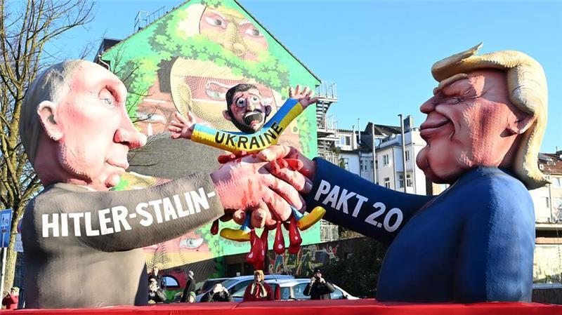 Karnevalszüge: Weidel mit Hakenkreuz und Trump unten ohne Auf einem der Düsseldorfer Rosenmontagswagen schließen Donald Trump und Wladimir Putin einen „Hitler-Stalin-Pakt 2.0“ auf Kosten der Ukraine ab.