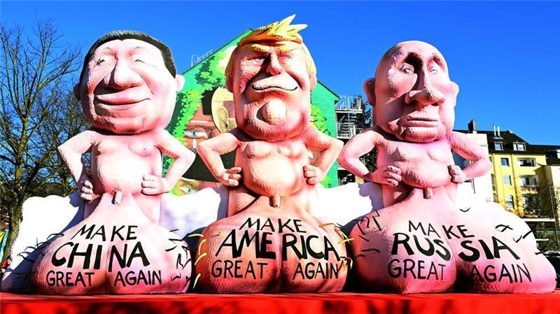 Karnevalszüge: Weidel mit Hakenkreuz und Trump unten ohne Auf einem der Düsseldorfer Rosenmontagswagen stellen Trump, Putin und Xi ihre Manneskraft zur Schau.
