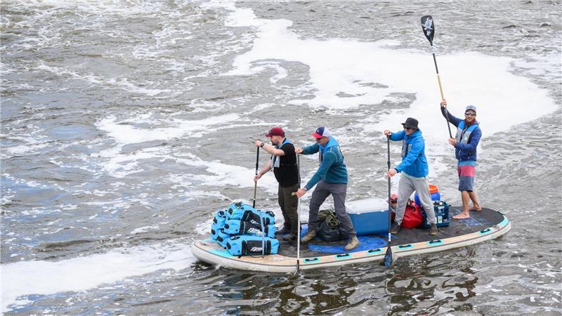 Auf einem großen Stand-Up-Board erreichen vier Männer nach 431 Kilometern auf der Weser Bremerhaven - für einen guten Zweck. (Archivbild)