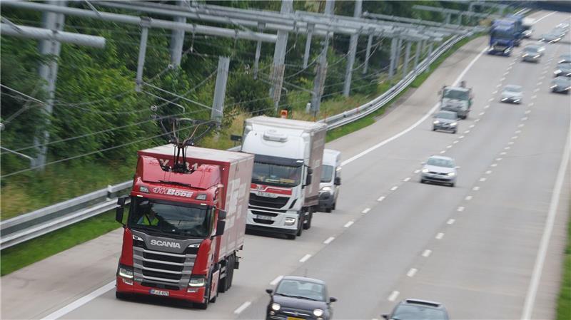 Wie nachhaltig sind Häfen, Logistik und Schifffahrt? Auf einem sogenannten E-Highway in Schleswig-Holstein versorgte eine Oberleitung Lkws mit Strom. (Archivbild)